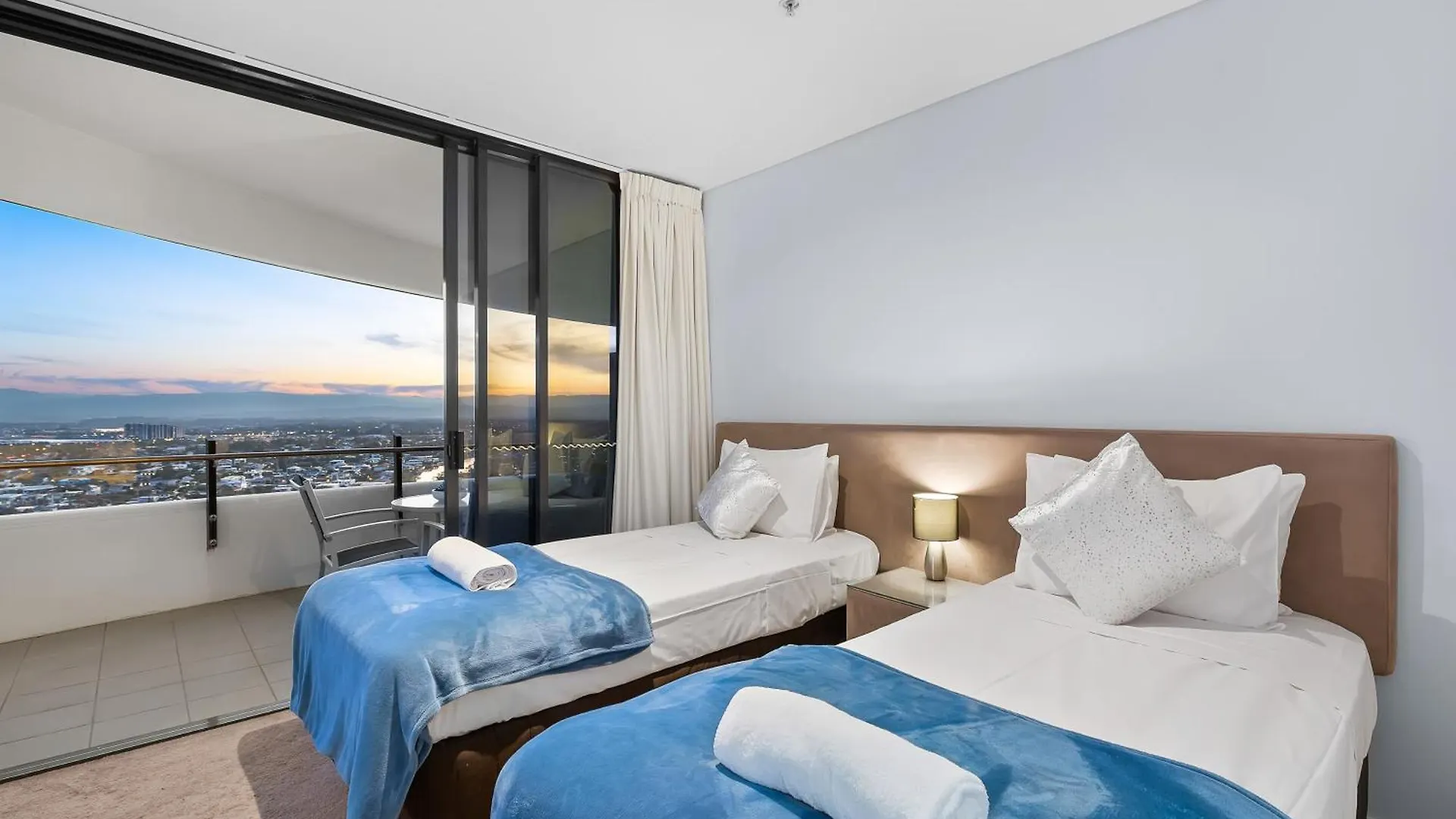 The Wave 2404 Daire Gold Coast