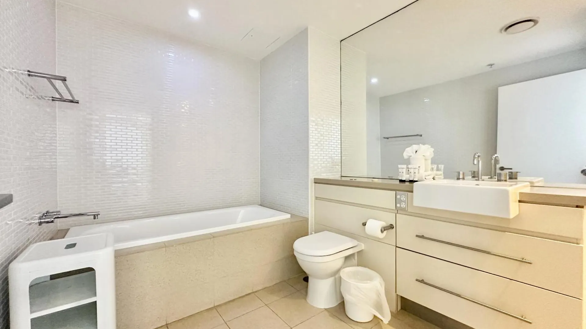 The Wave 2404 Daire Gold Coast